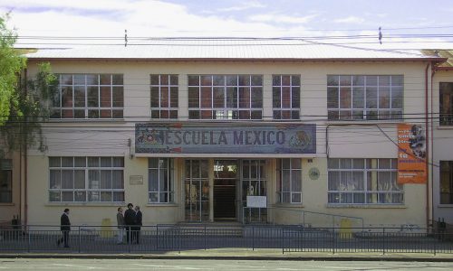 1200px-Murales_de_la_Escuela_México_de_Chillán,_fachada_O'Higgins